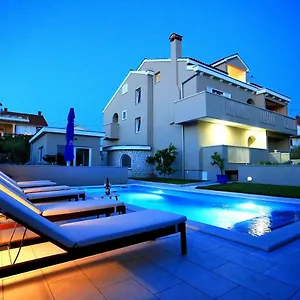 https://lotos.hotelinzadar.com